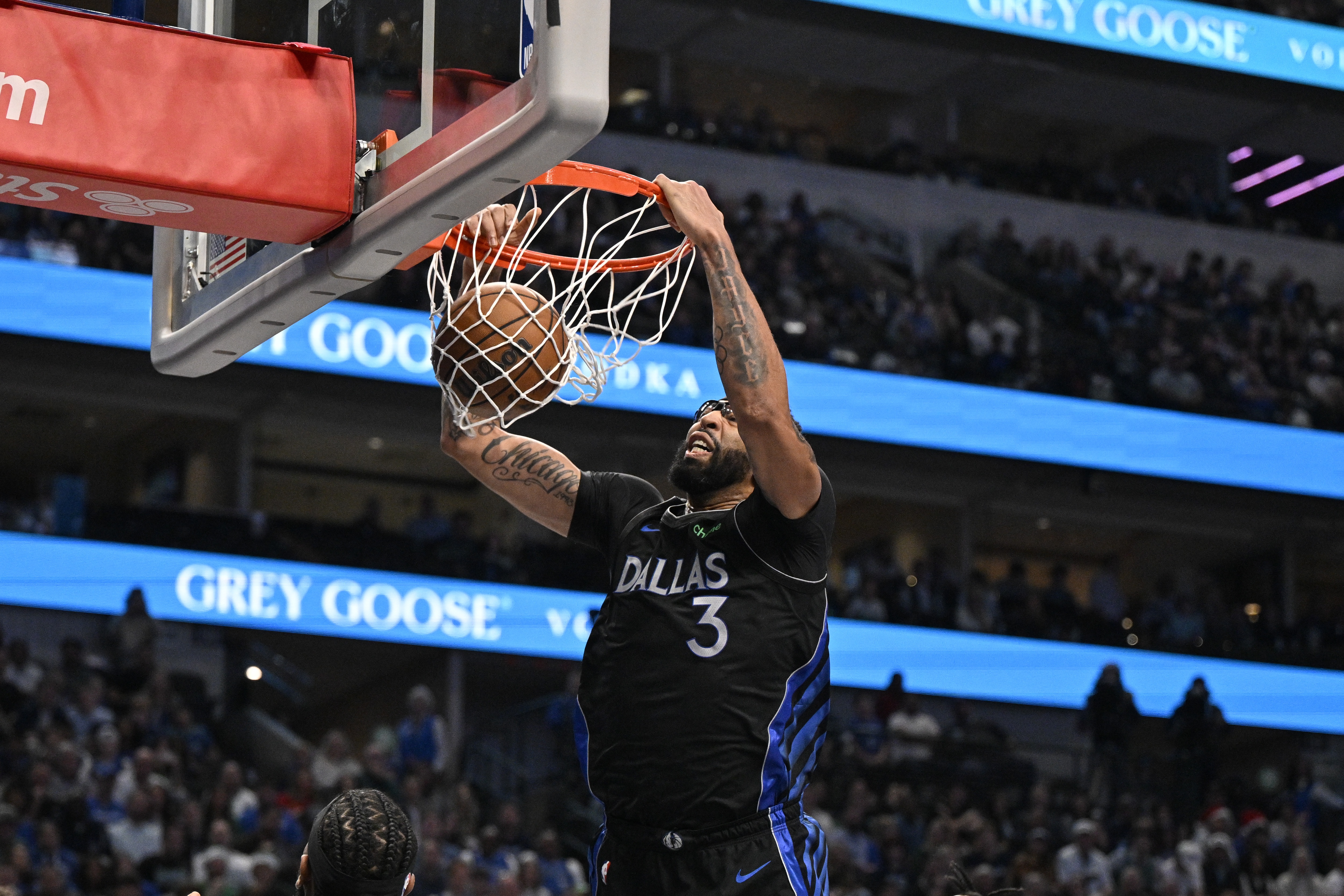 Shams：独行侠积极探索浓眉交易市场 伤病隐患续约压力令前景复杂